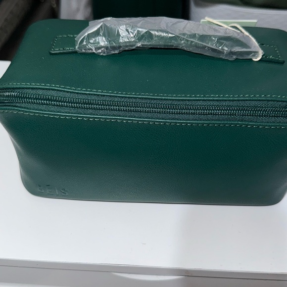 BÉIS The Wicked Toiletry Kit In Wicked Green - Picture 7 of 8